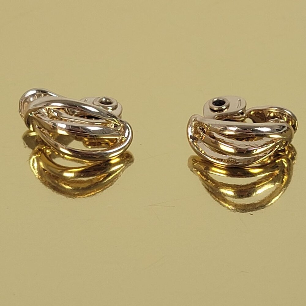 Vintage NWH Gold-Tone Cut Out Leaf Clip On Stud Earrings 0.75 in